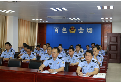 党员们在观看教育片《作风建设永远在路上》