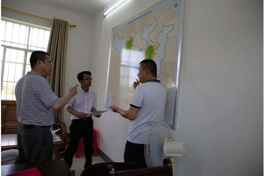 局党组成员、总工程师谭昌辉(左一)深入了解广西澄碧河自然保护区