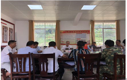 瞿道强在罗甫村为全体党员上党课