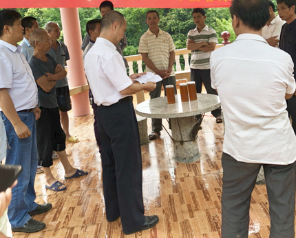 瞿道强在走访调研那花屯农民专业合作社