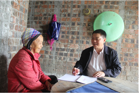 图为蒋正辉局长与受访群众促膝长谈