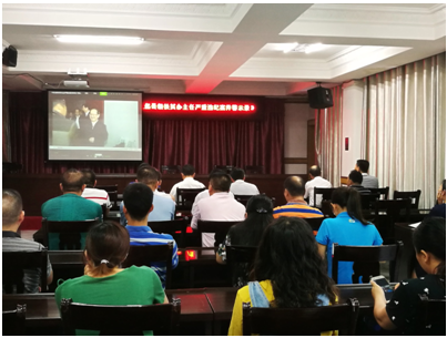 干部职工正在观看警示教育片