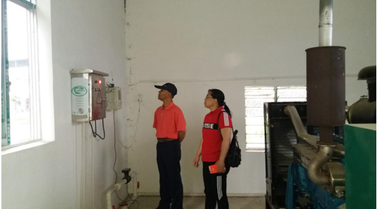 自检人员查看田阳机佳农牧科技有限公司猪场沼气工程使用情况