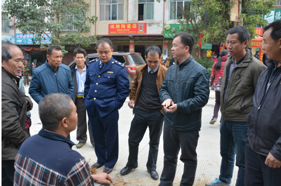 向群众现场宣传法律法规政策