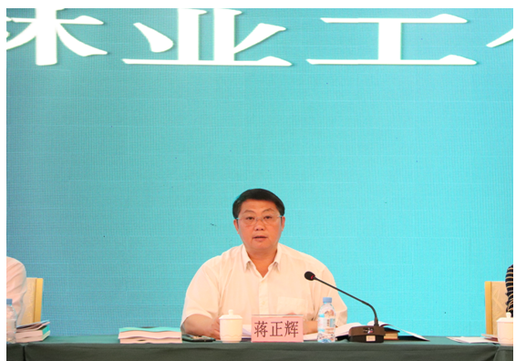 图为365bet安卓手机客户端党组书记、局长蒋正辉同志在全市林业工作会议上讲话