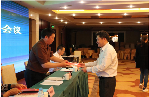 图为市林业局二层机构负责同志向局党组递交党风廉政建设工作目标管理责任状