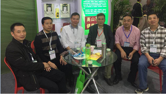 图为与浙江企业洽谈茶果营销合作事宜