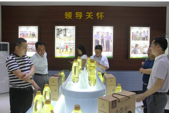 调研组在油茶加工企业调研