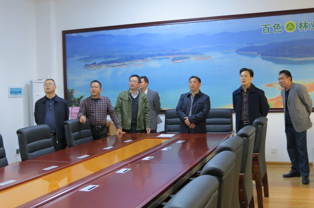 蒋正辉局长(右三)率队到百色市森林防火指挥中心检查指导春节期间森林防火工作