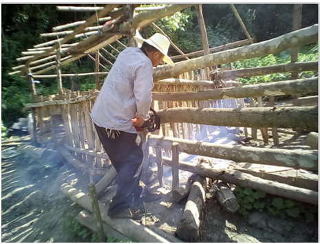 金钟山保护区工作人员正在强拆违建的羊圈