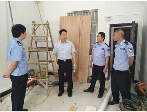 市森林公安局局长赵振钧(左二)到德保县森林公安局检查指导工作