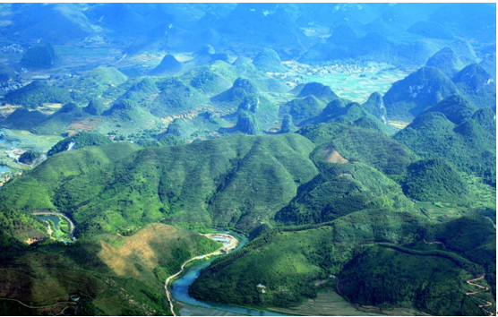 图:经过多年的植树造林和封山育林后,山变绿了水变清了