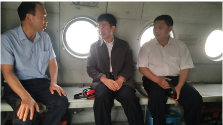 罗试坚指挥长(中)在飞机上研究部署工作