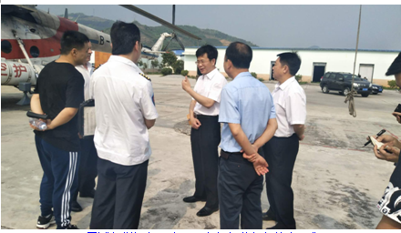 罗试坚指挥长(右三)在机场停机坪检查工作