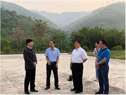 罗试坚指挥长(左一)在检查指导工作