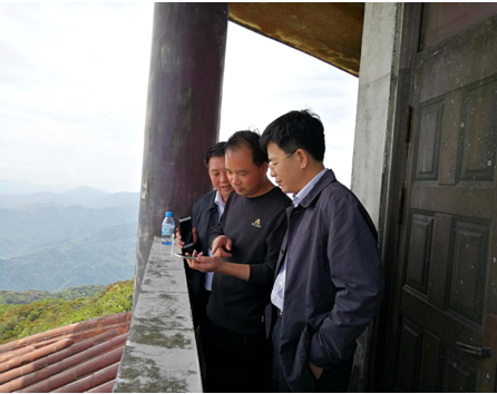 图为罗试坚副市长(右一)听取老山林场森林防火情况汇报