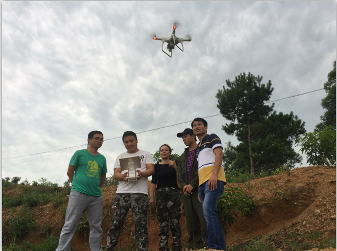 田林县林业工作者外业调查航拍现场